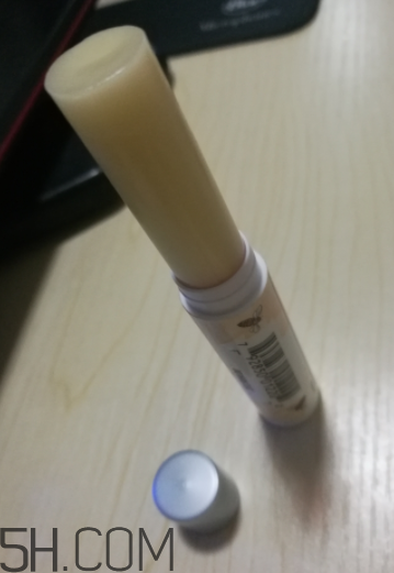 小蜜蜂細(xì)致修護(hù)唇膏很油嗎？夏天用合適嗎？