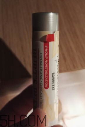 小蜜蜂細(xì)致修護(hù)唇膏很油嗎？夏天用合適嗎？