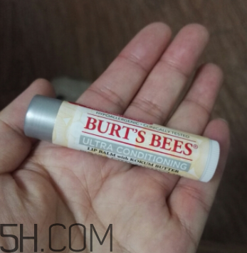 小蜜蜂細(xì)致修護(hù)唇膏很油嗎？夏天用合適嗎？