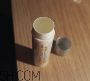 小蜜蜂細(xì)致修護(hù)唇膏很油嗎？夏天用合適嗎？