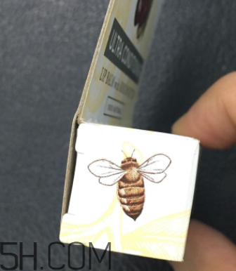 小蜜蜂細(xì)致修護(hù)唇膏很油嗎？夏天用合適嗎？