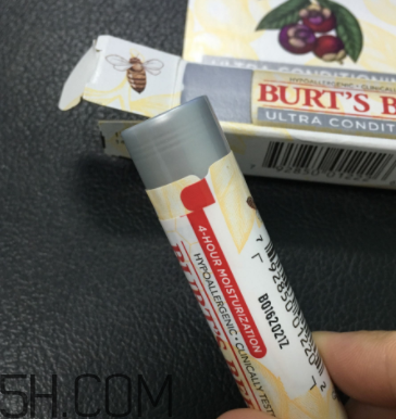 小蜜蜂細(xì)致修護(hù)唇膏很油嗎？夏天用合適嗎？