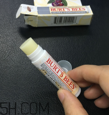 小蜜蜂細(xì)致修護(hù)唇膏很油嗎？夏天用合適嗎？