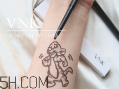 vnk眼線膠筆怎么用？vnk眼線筆使用方法