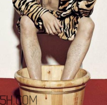 精索靜脈曲張可以穿牛仔褲嗎？精索靜脈曲張可以泡腳嗎？