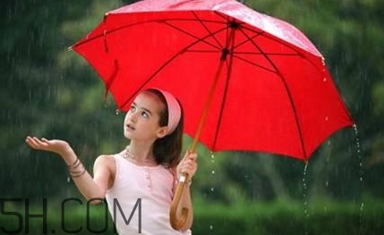 女生說記得帶傘什么意思？女生說雨傘什么意思？
