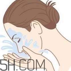 怎么用卸妝油不傷皮膚？卸妝油使用注意事項(xiàng)