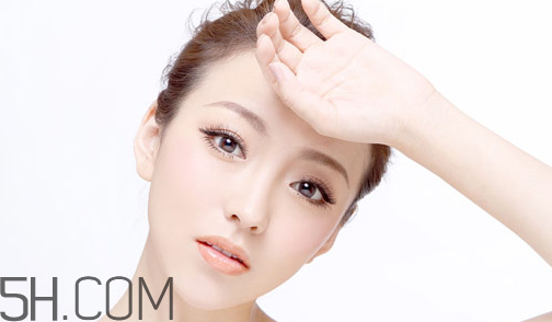 雅詩(shī)蘭黛眼霜適合多大年齡用？雅詩(shī)蘭黛和蘭蔻的眼霜哪個(gè)好？