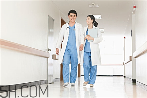 牙周炎跟腎虛有關系嗎？牙周炎跟上火有關系嗎？