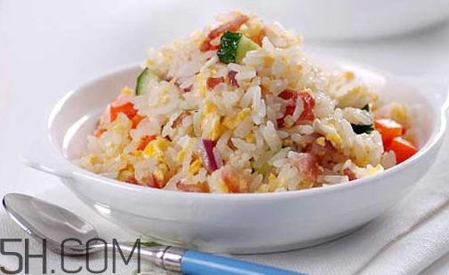 蛋炒飯?jiān)趺醋鲎屆恳活w米上都有蛋？蛋炒飯有什么營養(yǎng)