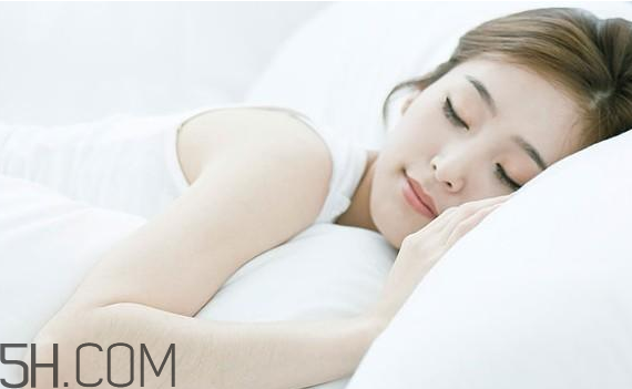 敷睡眠面膜臉刺痛怎么回事？閉口粉刺可以用面膜嗎？