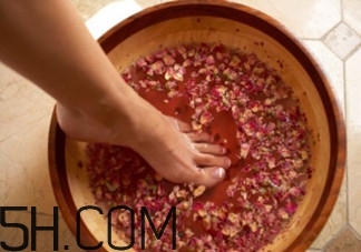 用什么泡腳比較好？艾葉泡腳還是紅花泡腳？