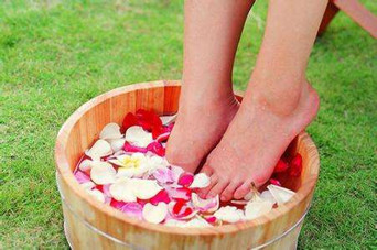 用什么泡腳比較好？艾葉泡腳還是紅花泡腳？