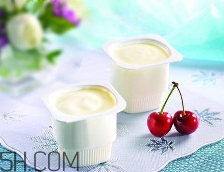酸奶什么時(shí)候喝最好？睡前喝酸奶好還是牛奶好？