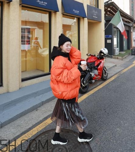 棉服配裙子好看嗎？棉衣配什么裙子好？