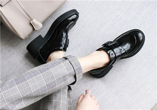 新皮鞋前面擠腳怎么辦？新鞋子磨腳后跟怎么辦？