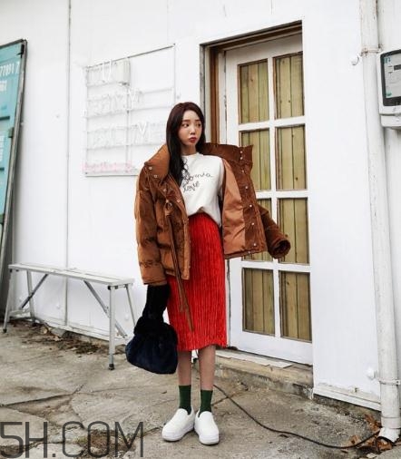 焦糖色棉襖配什么內(nèi)搭？焦糖色棉服搭配圖片
