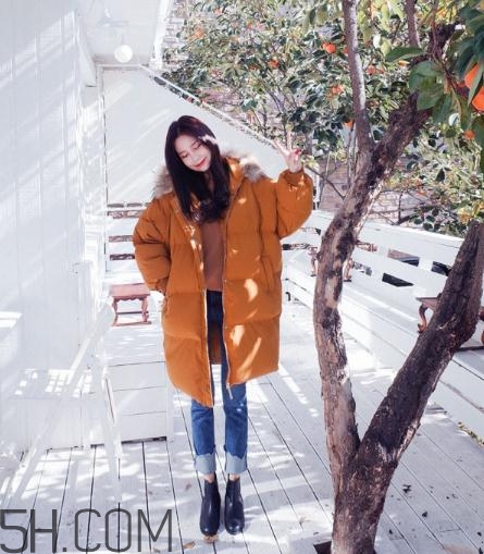 焦糖色棉襖配什么內(nèi)搭？焦糖色棉服搭配圖片