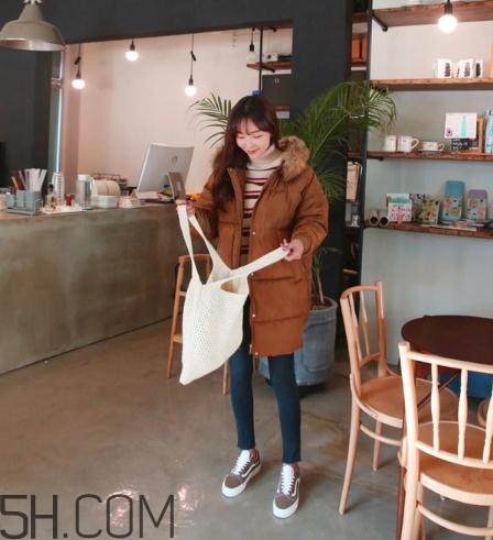 焦糖色棉襖配什么內(nèi)搭？焦糖色棉服搭配圖片