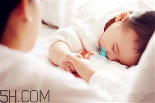 冬天空調(diào)開多少度比較適合嬰兒？嬰兒發(fā)燒可以開空調(diào)嗎？