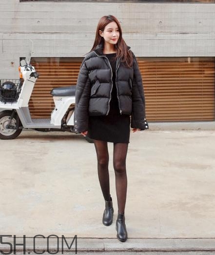 黑色羽絨服配什么顏色毛衣？黑色羽絨服搭配毛衣圖片