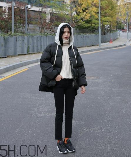 黑色羽絨服配什么顏色毛衣？黑色羽絨服搭配毛衣圖片