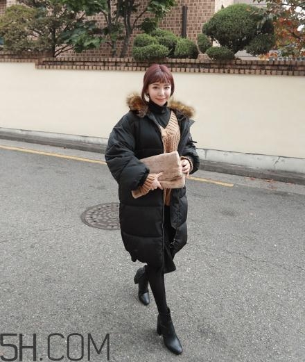黑色羽絨服配什么顏色毛衣？黑色羽絨服搭配毛衣圖片