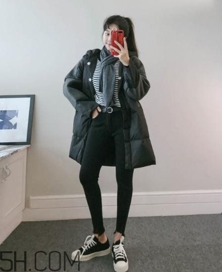 黑色羽絨服配什么顏色毛衣？黑色羽絨服搭配毛衣圖片