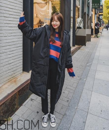 黑色羽絨服配什么顏色毛衣？黑色羽絨服搭配毛衣圖片