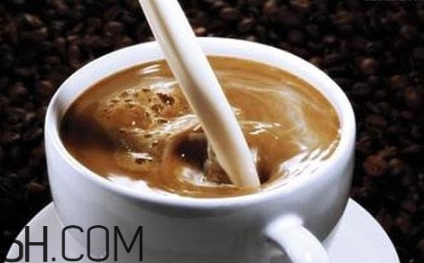 牛奶和咖啡可以混在一起喝嗎？怎么混合牛奶和咖啡？