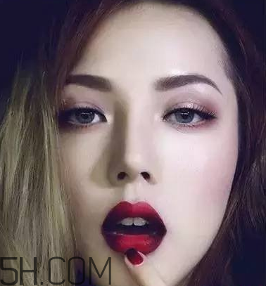 反咬唇妝是什么樣的？染唇妝和咬唇妝的區(qū)別