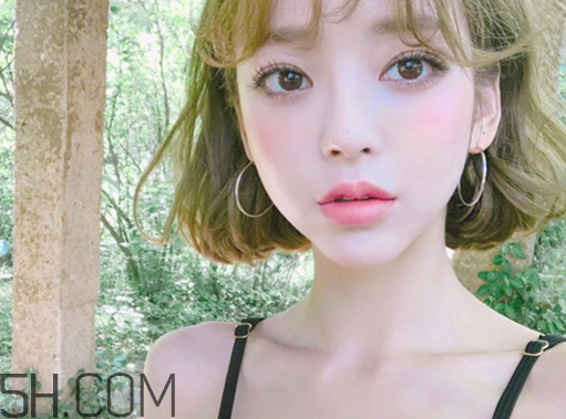 什么顏色的口紅最自然？如何根據(jù)皮膚顏色選擇適合自己的口紅