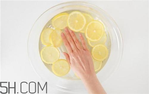 用檸檬水洗臉可以嗎？檸檬水洗臉的功效是什么呢？