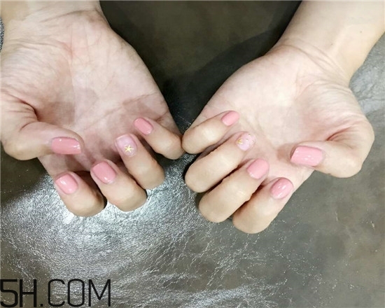 什么牌子指甲油好用？2018清新美甲圖片最新款