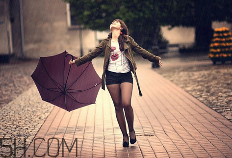 淋雨后要洗澡嗎？淋雨后不洗澡會(huì)怎么樣？