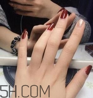 指甲軟是怎么回事？冬季美甲什么顏色好看？