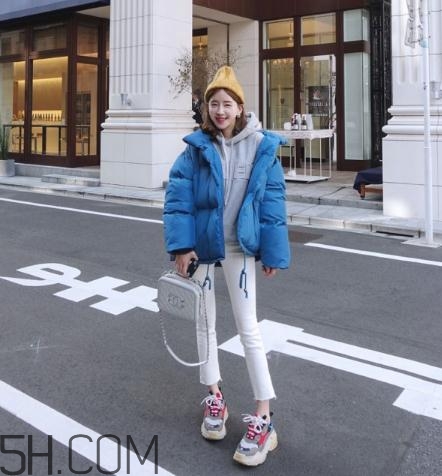 藍(lán)色棉襖配什么褲子？藍(lán)色棉服搭配褲子圖片
