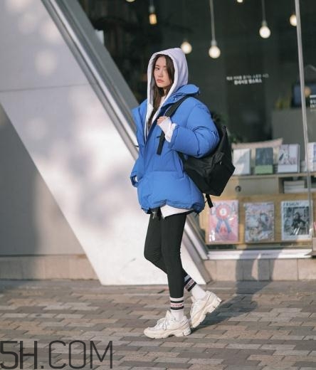 藍(lán)色棉襖配什么褲子？藍(lán)色棉服搭配褲子圖片