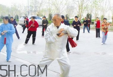 冬季應(yīng)該怎么晨練？冬季晨練的注意事項有哪些？