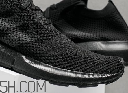 adidas swift run triple black配色在哪買_多少錢？
