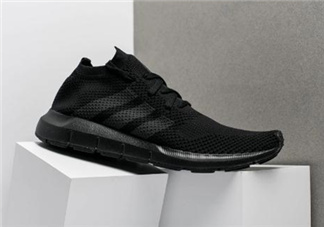 adidas swift run triple black配色在哪買(mǎi)_多少錢(qián)？