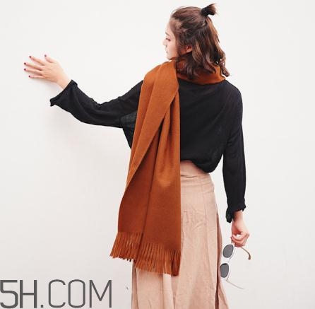 焦糖色圍巾配什么顏色衣服？焦糖色圍巾搭配圖片