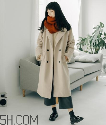 焦糖色圍巾配什么顏色衣服？焦糖色圍巾搭配圖片