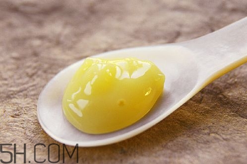 蜂王漿的營養(yǎng)成分有哪些？怎么辨別真假蜂王漿？