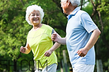 跑步機(jī)適合老年人嗎？老年人跑步有什么好處呢？