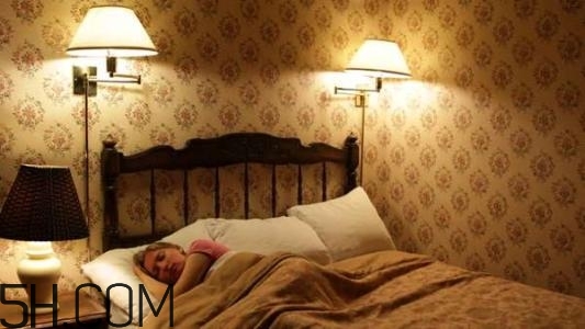 睡覺不關(guān)燈的危害有哪些？如何正確的睡個(gè)美容覺？