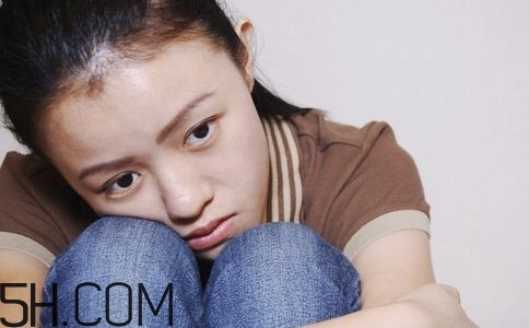 焦慮癥的表現(xiàn)是怎樣的？焦慮癥對身體有什么危害？