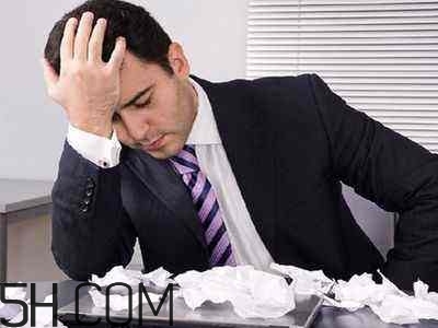 焦慮癥的表現(xiàn)是怎樣的？焦慮癥對身體有什么危害？