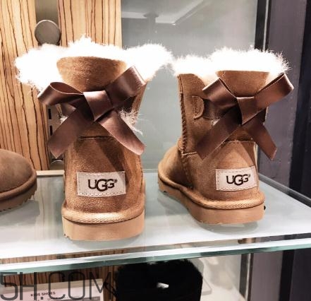 ugg雪地靴要穿襪子嗎？ugg是光腳穿嗎？