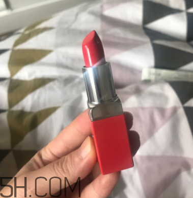 倩碧小方唇膏卡唇紋嗎？06號適合黃皮嗎？